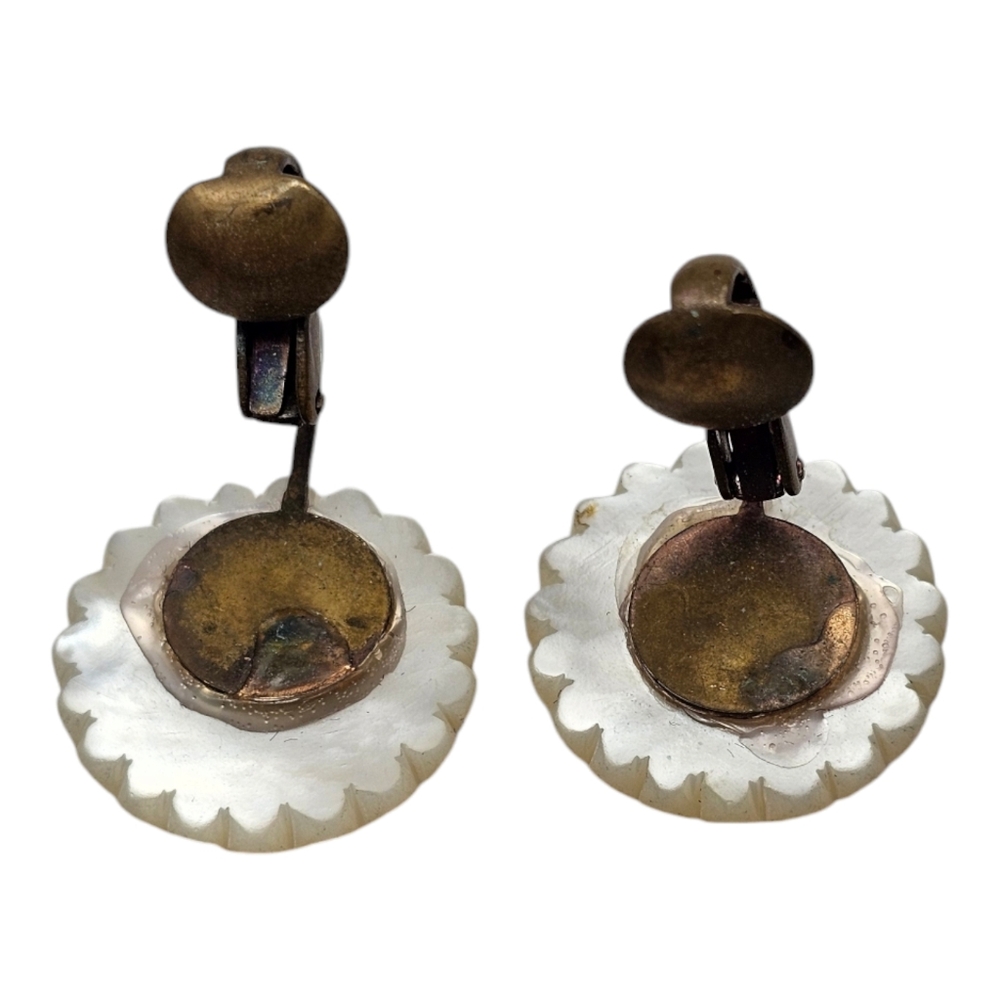 Vintage‎ Hand Carved Mother of Pearl Flower Clip-On Earrings - Picture 4 of 6